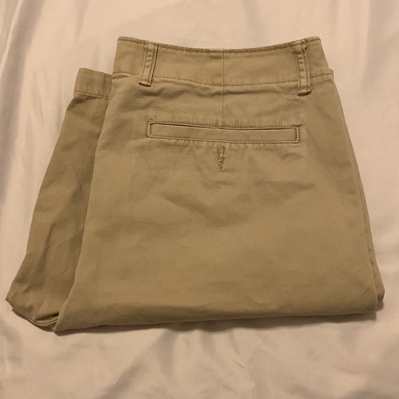 Old navy khaki shorts - Picture 3 of 4